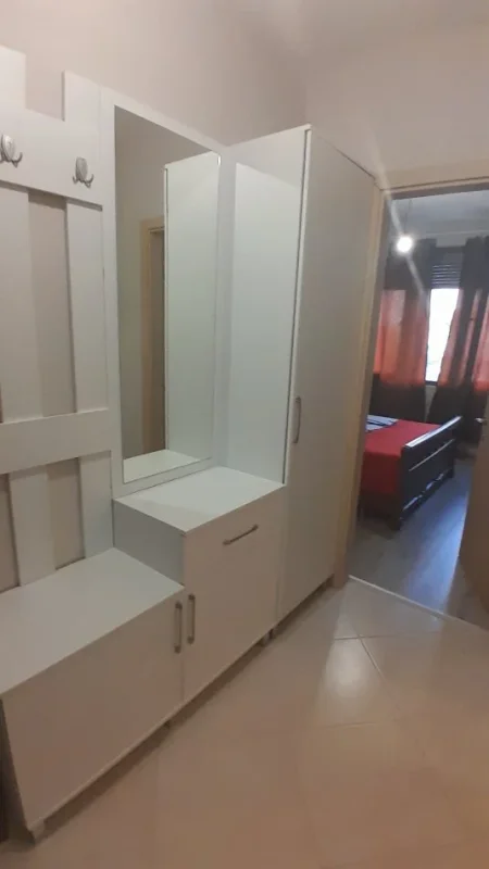 Tirane, jepet me qera apartament 1+1+Ballkon Kati 2, sip. 69 m² 300 € (Mbi Restorant Freskun)