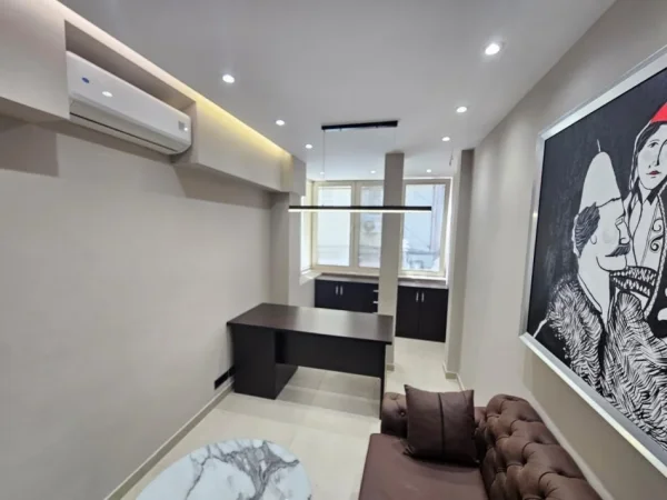 Tirane, jepet me qera zyre Kati 2, 25 m² 600 € (myslym shyri)