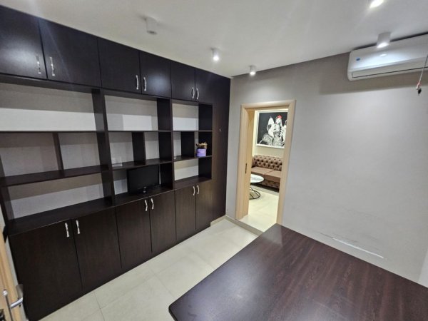 Tirane, jepet me qera zyre Kati 2, 25 m² 600 € (myslym shyri)