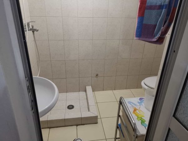 Tirane, jepet me qera Vile 1+1 Kati 1, 75 m² 450 € (pazari i ri)