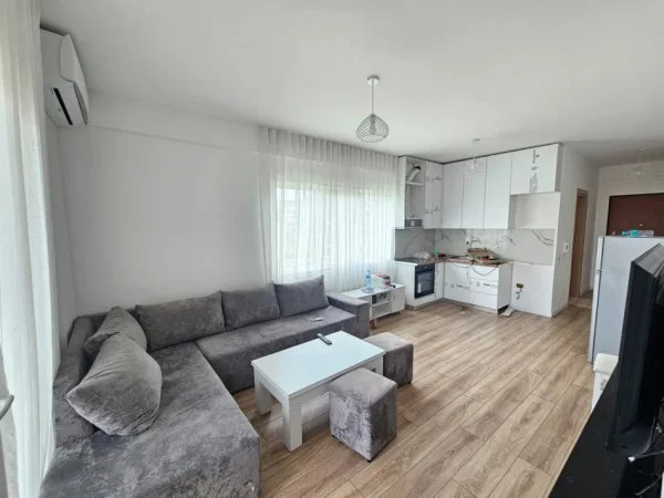 Tirane, jepet me qera apartament 2+1 Kati 3, 90 m² 700 € (liqeni i thate)