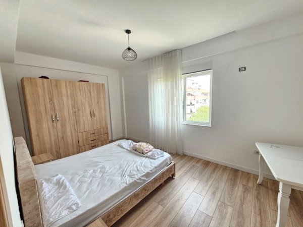 Tirane, jepet me qera apartament 2+1 Kati 3, 90 m² 700 € (liqeni i thate)