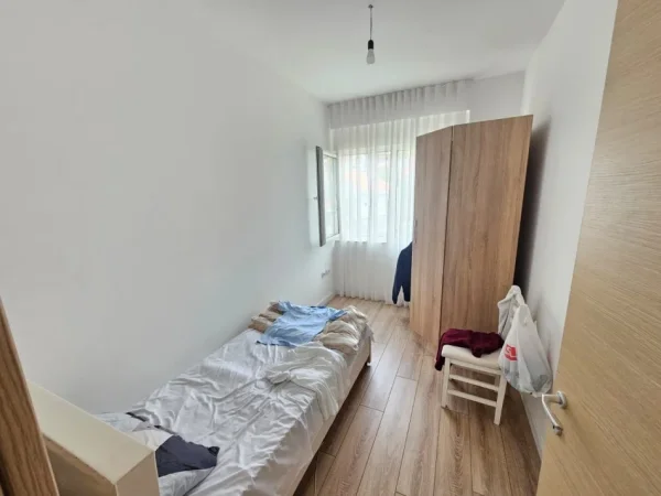 Tirane, jepet me qera apartament 2+1 Kati 3, 90 m² 700 € (liqeni i thate)