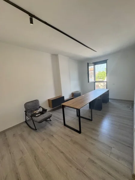 Tirane, jepet me qera zyre Kati 3, 55 m² 400 € (tregu i ri elektrik)