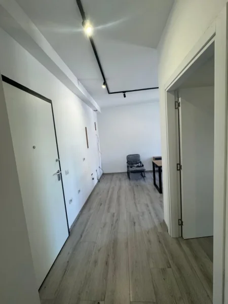 Tirane, jepet me qera zyre Kati 3, 55 m² 400 € (tregu i ri elektrik)