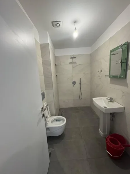 Tirane, jepet me qera zyre Kati 3, 55 m² 400 € (tregu i ri elektrik)