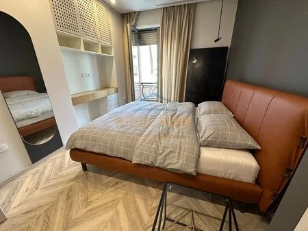 Tirane, jepet me qera apartament 1+1+Ballkon Kati 3, 75 m² 1.000 € (Kompleksi Delijorgji)
