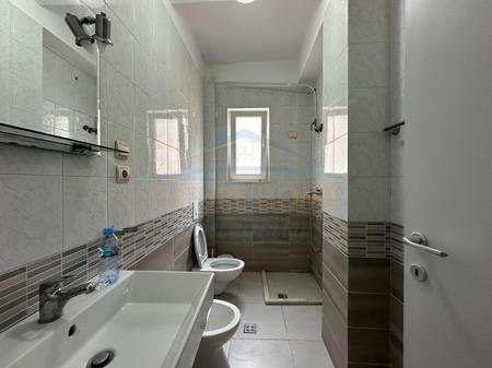 Tirane, jepet me qera Vile 3 Katshe Kati 0, 150 m² 1.200 € (Shkolla e Baletit, Rruga Vath Korreshi)