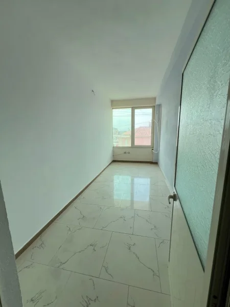 Tirane, jap me qera ambjent biznesi Kati 1, 160 m² 600 € (Rruga Sterio Spasse)