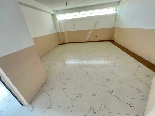 Tirane, jap me qera ambjent biznesi Kati 1, 160 m² 600 € (Rruga Sterio Spasse)