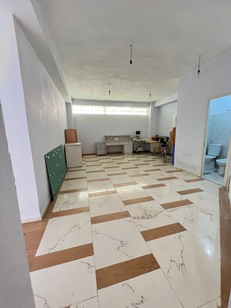 Tirane, jap me qera ambjent biznesi Kati 1, 160 m² 600 € (Rruga Sterio Spasse)