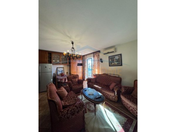 Tirane, jepet me qera apartament 2+1 Kati 5, 92 m² 700 € (Pazari i Ri)