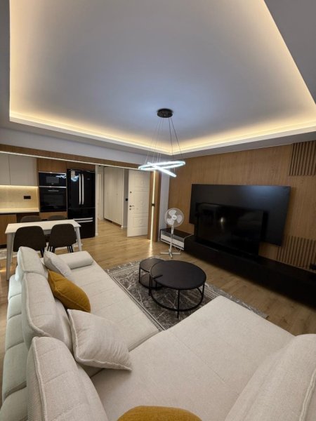 Tirane, jepet me qera apartament 1+1+Ballkon Kati 2, 1.000 € (Qender, Piazza)