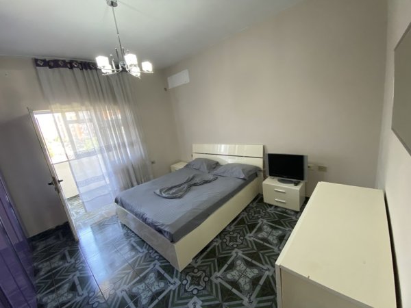 Tirane, jepet me qera Vile 2+1+Ballkon Kati 2, 100 m² 400 € 