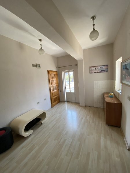 Tirane, jepet me qera Vile 2+1+Ballkon Kati 2, 100 m² 400 € 