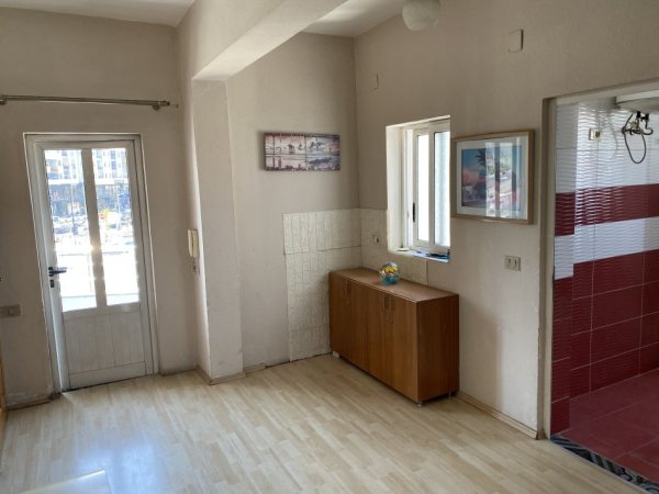 Tirane, jepet me qera Vile 2+1+Ballkon Kati 2, 100 m² 400 € 