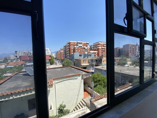 Tirane, jepet me qera Vile 2+1+Ballkon Kati 2, 100 m² 400 € 