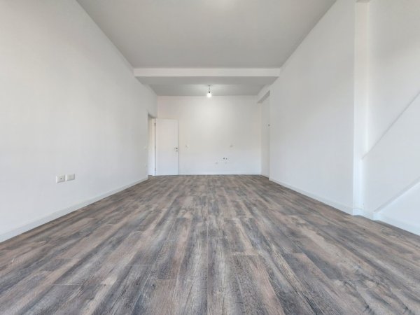 ✨ JEPET ME QERA – ZYRË 2+1+2 TUALETE & BALLKON 📍 Kompleksi Arlis, Farmacia 10 – Rr. e Dibrës