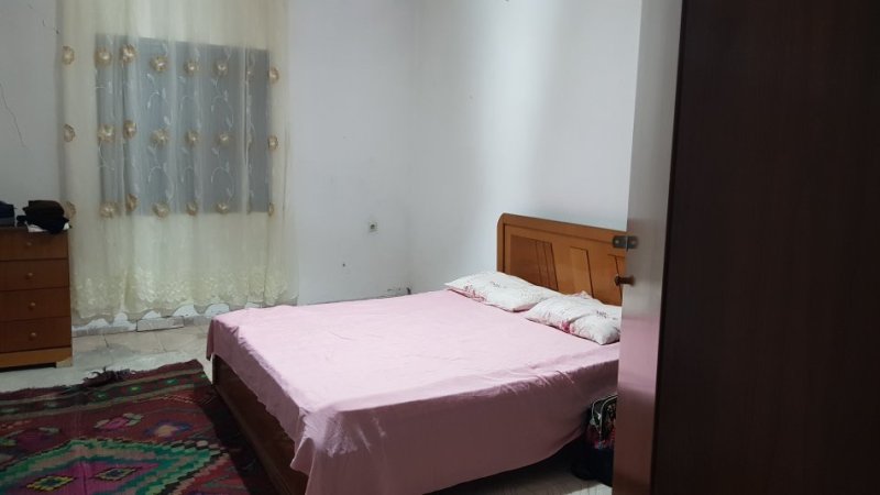 Tirane, jap me qera shtepi 3+1 Kati 0, 140 m² 310 € (Rruga Shaban Bardhoshi)