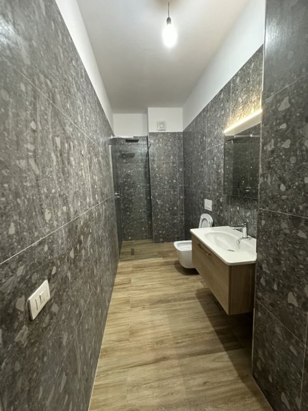 Tirane, shitet apartament 2+1+Ballkon Kati 5, 103 m² 112.000 € (Bulevardi Blu)