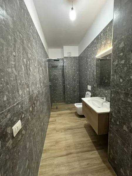 Tirane, shitet apartament 2+1+Ballkon Kati 5, 103 m² 112.000 € (Bulevardi Blu)