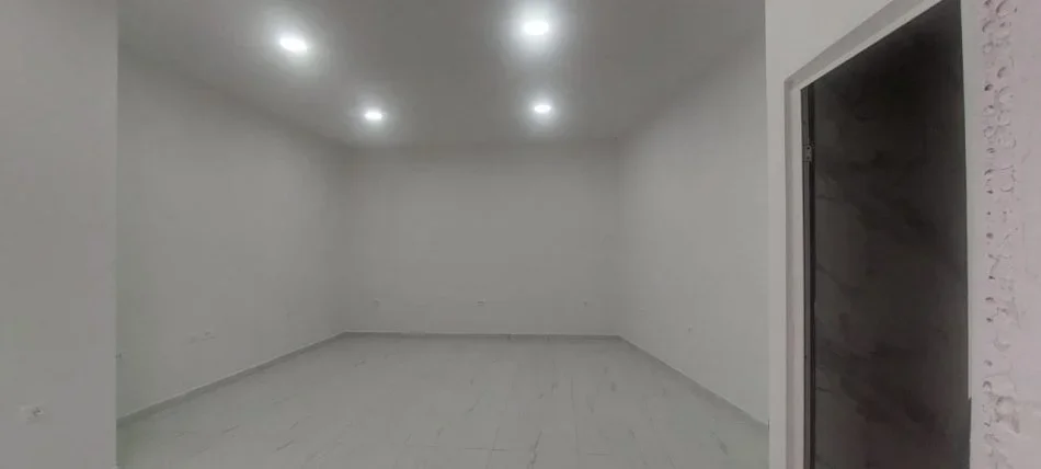 Tirane, jepet me qera ambjent biznesi Kati 0, 40 m² 500 € (Selite)