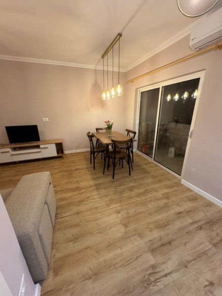 Tirane, jepet me qera apartament 2+1+Ballkon Kati 3, 70 m² 500 € (Prane kompleksit Grand)