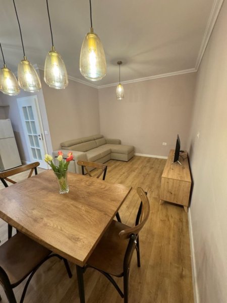 Tirane, jepet me qera apartament 2+1+Ballkon Kati 3, 70 m² 500 € (Prane kompleksit Grand)