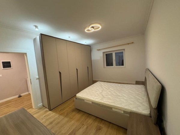 Tirane, jepet me qera apartament 2+1+Ballkon Kati 3, 70 m² 500 € (Prane kompleksit Grand)