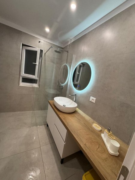 Tirane, jepet me qera apartament 2+1+Ballkon Kati 3, 70 m² 500 € (Prane kompleksit Grand)