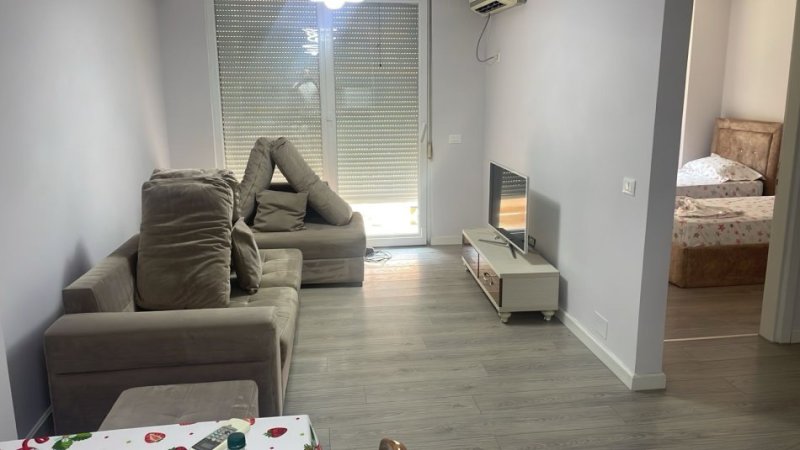 Tirane, jepet me qera apartament 2+1