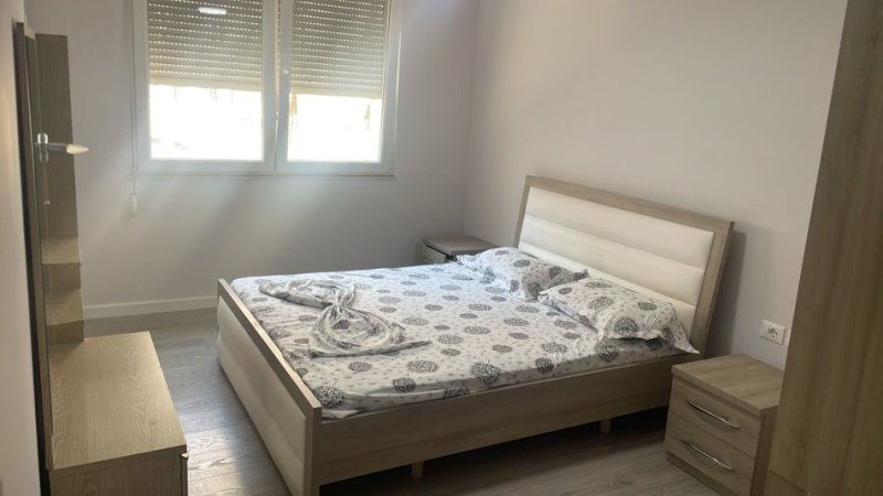 Tirane, jepet me qera apartament 2+1