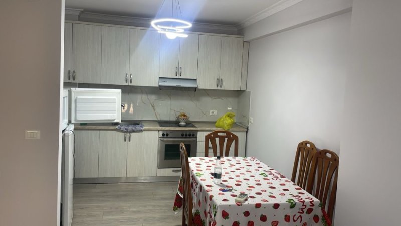 Tirane, jepet me qera apartament 2+1