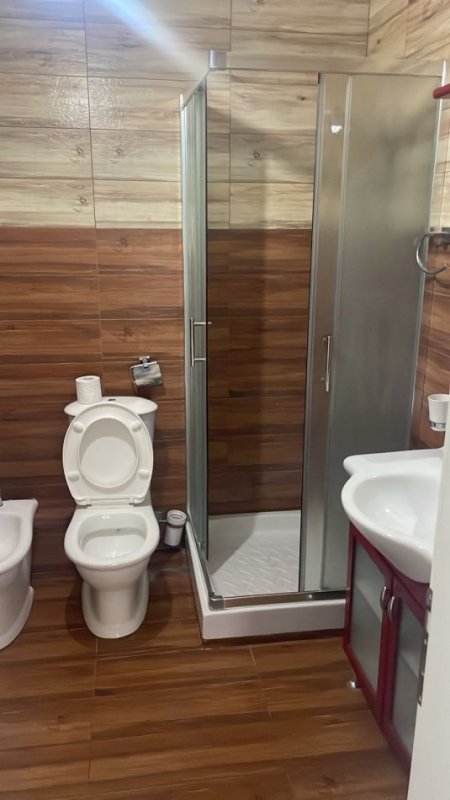 Tirane, jepet me qera apartament 2+1
