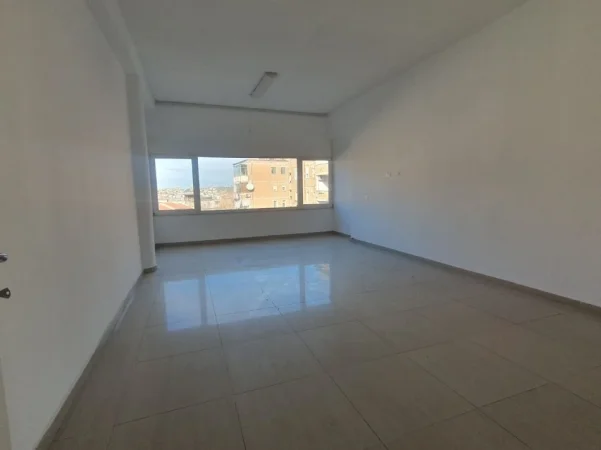 Tirane, jepet me qera ambjent biznesi Kati 5, 1.322 m² 5.500 € (Rr e Dibres)