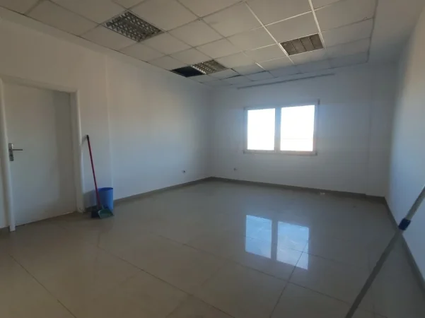Tirane, jepet me qera ambjent biznesi Kati 5, 1.322 m² 5.500 € (Rr e Dibres)