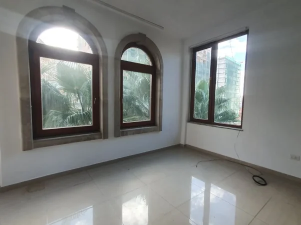 Tirane, jepet me qera ambjent biznesi Kati 5, 1.322 m² 5.500 € (Rr e Dibres)