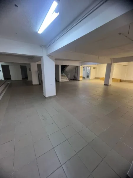 Tirane, jepet me qera ambjent biznesi Kati -1, 270 m² 1.500 € (Abdyl Frasheri)
