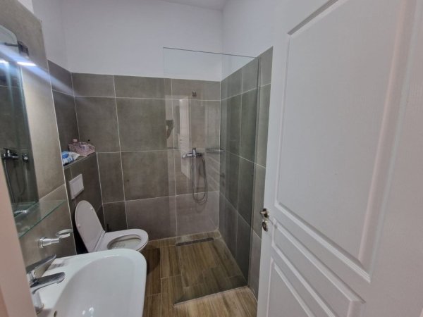 Tirane, jepet me qera apartament 1+1 Kati 8, 70 m² 500 € (Pediatria, Kompleksi Zirkon)