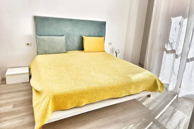 Tirane, jepet me qera apartament 1+1 Kati 2, 65 m² 600 € (Pazari Ri, Sheshi Avni Rustemi)
