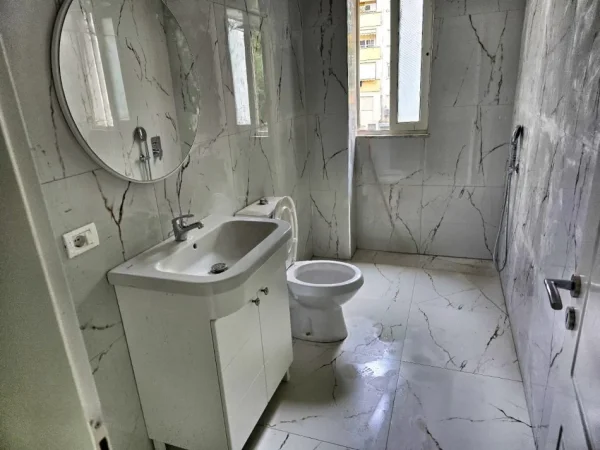 Tirane, jepet me qera apartament 1+1 Kati 2, 65 m² 600 € (Pazari Ri, Sheshi Avni Rustemi)