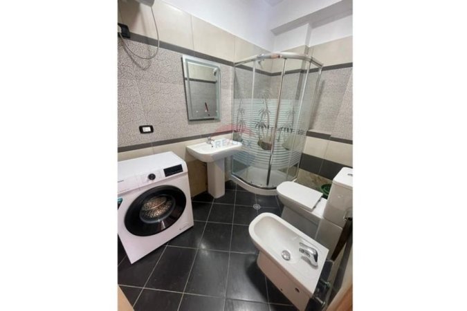 Tirane, jepet me qera apartament 2+1+Ballkon Kati 5, 101 m² 700 € (Rruga Frosina Plaku)
