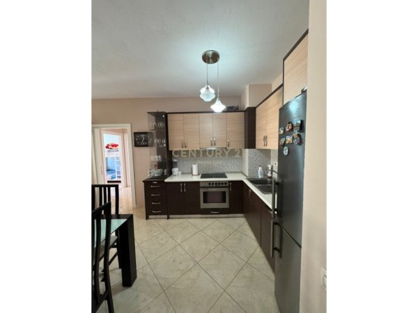 Tirane, jepet me qera apartament 2+1+Aneks+Ballkon Kati 4, 120 m² 450 € (Fresk)