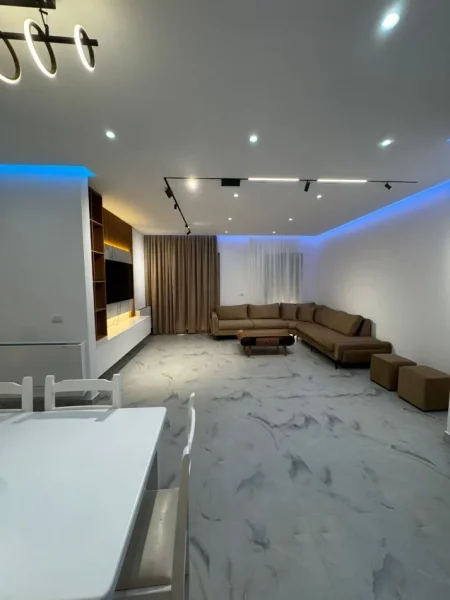 Tirane, jepet me qera apartament 2+1+Ballkon Kati 4, 120 m² 1.300 € (Kompleksi Delijorgji)