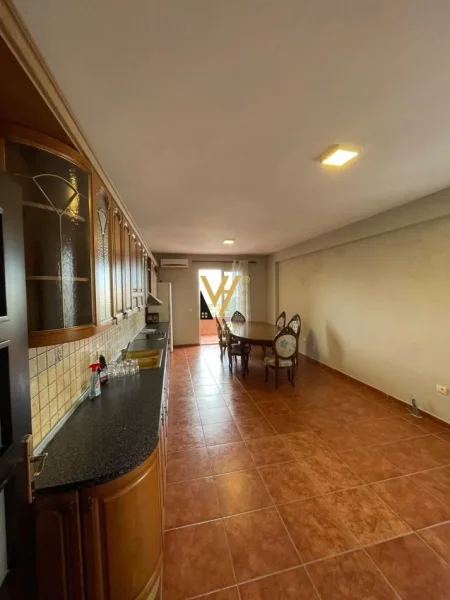 Tirane, jepet me qera zyre Kati 10, 300 m² 1.500 € NETO  (KOMUNA E PARISIT)