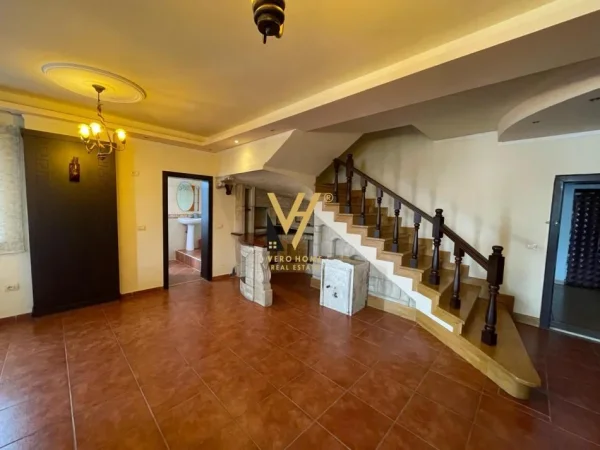 Tirane, jepet me qera zyre Kati 10, 300 m² 1.500 € NETO  (KOMUNA E PARISIT)