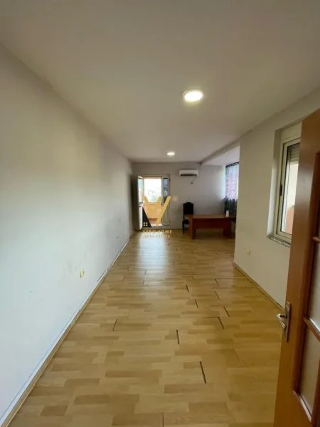 Tirane, jepet me qera zyre Kati 10, 300 m² 1.500 € NETO  (KOMUNA E PARISIT)