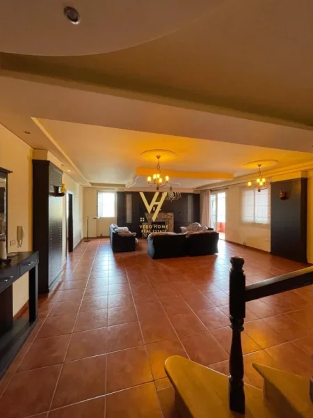 Tirane, jepet me qera zyre Kati 10, 300 m² 1.500 € NETO  (KOMUNA E PARISIT)