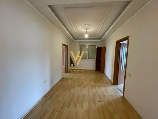 Tirane, jepet me qera zyre Kati 10, 300 m² 1.500 € NETO  (KOMUNA E PARISIT)