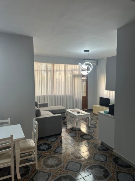 Tirane, jepet me qera apartament 2+1 Kati 1, 100 m² 550 € (ISH PARKU I AUTOBUZAVE)